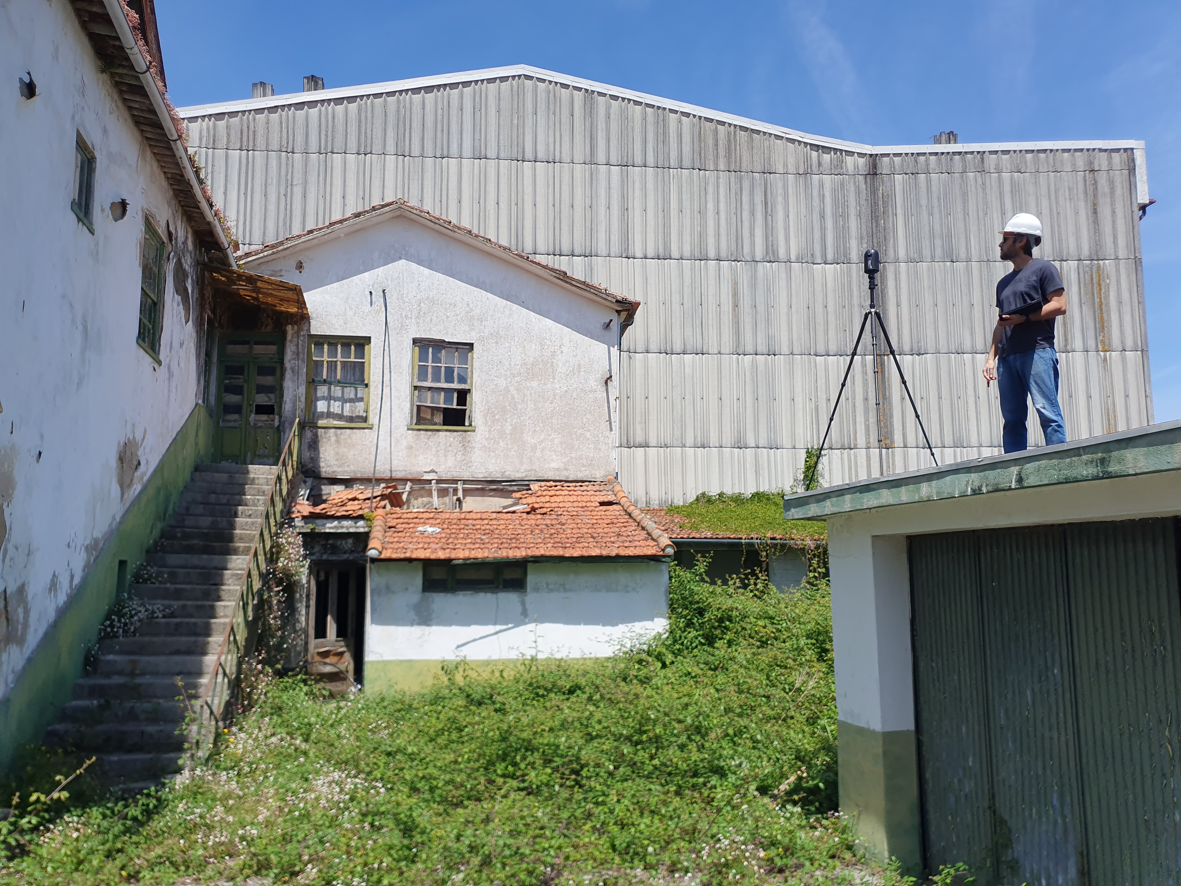 Equipe da Wissberg Studios a operar um scanner a laser em campo.